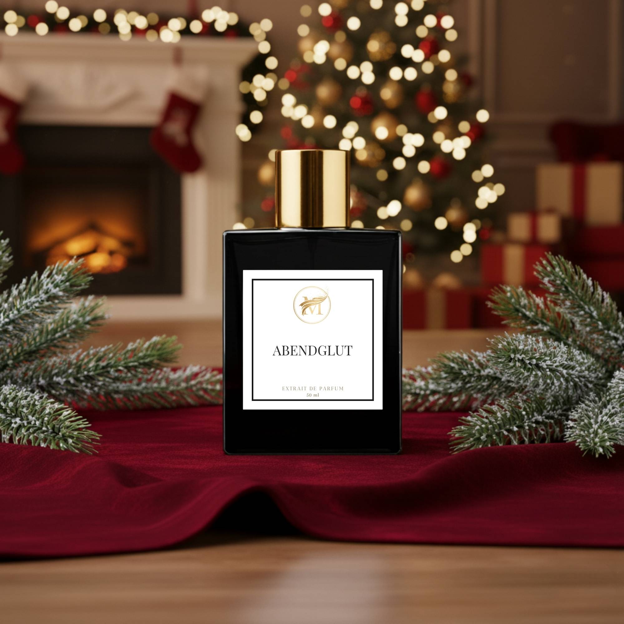 Abendglut Parfumflakon vor Kamin und Lichtern – ein warmer, holzig-orientalischer Duft mit Noten von Rose, Amber und Oud.